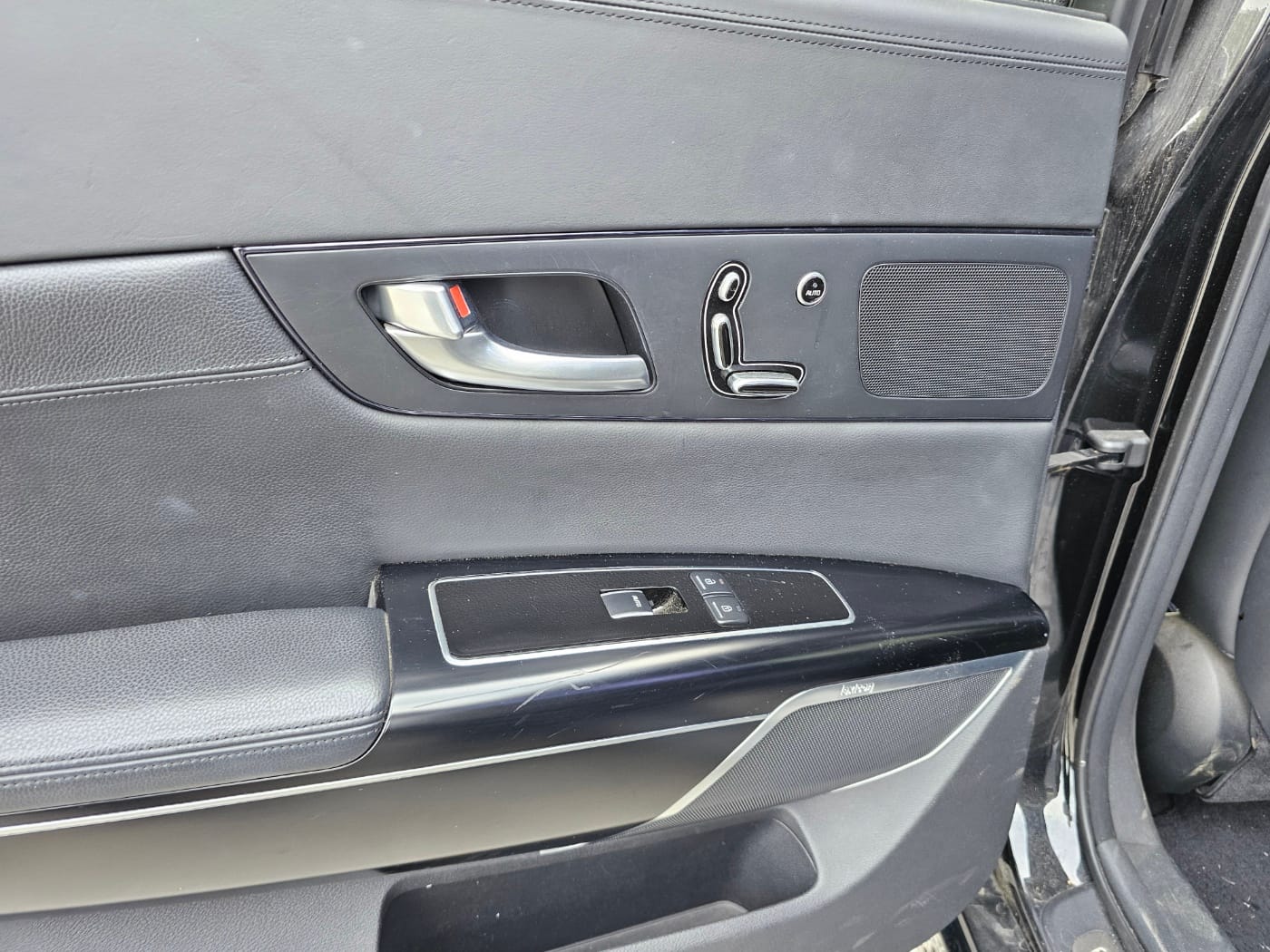 2013 Kia K9 3.8 GDI (S/N: 002490) 27