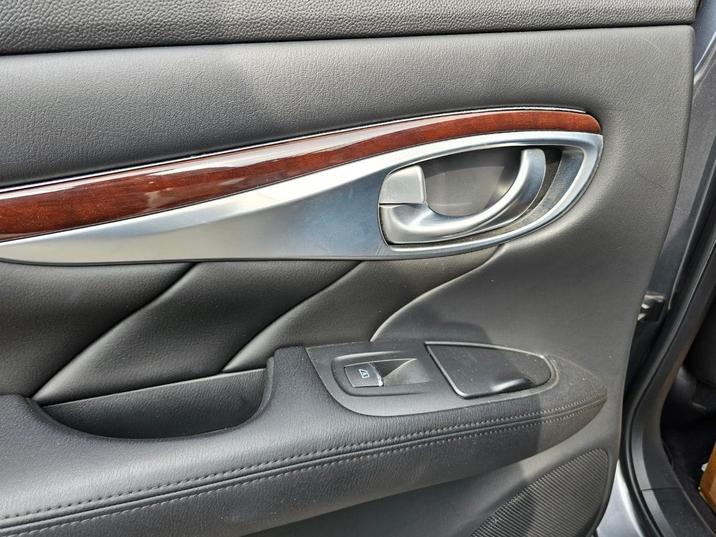 2016 Infiniti Q70 3.7 (S/N: 580157) 26